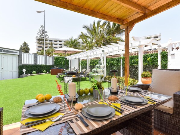 Outdoor dining - Jacuzzi Garden Holiday Home (Playa del Inglés)