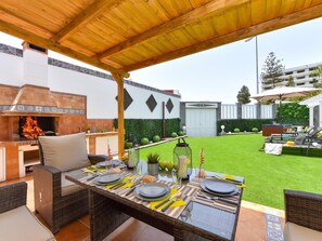 Outdoor dining - Jacuzzi Garden Holiday Home (Playa del Inglés)