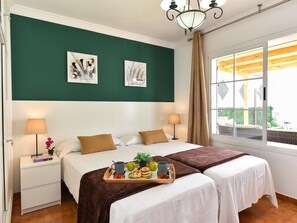 2 bedrooms, iron/ironing board, WiFi, bed sheets - Jacuzzi Garden Holiday Home (Playa del Inglés)