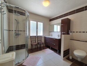 House | Bathroom | Combined shower/bathtub - Quaint Holiday Home in Languedoc-roussillon With Pool (Argelliers)