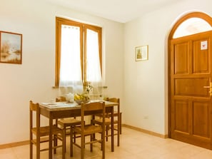 Dining - Castiglione DEL Lago Apartment (Castiglione del Lago)