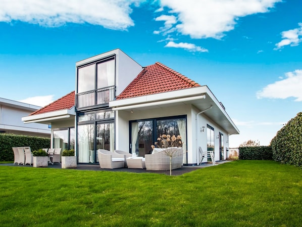 Exterior - Luxury Villa for 8 People with Spacious Garden near Harderwijk (Zeewolde)