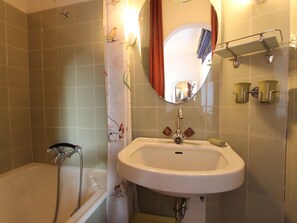 Apartment | Bathroom - Pleasant Apartment in Kitzbuhel With Heating (Kitzbuehel)