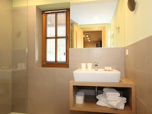 Apartment | Bathroom | Shower, hair dryer, towels