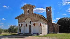 Une église dotée d’un clocher et de fenêtres en arc.
