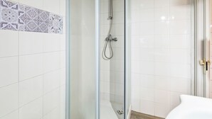 Departamento | Baño | Regadera y toallas 