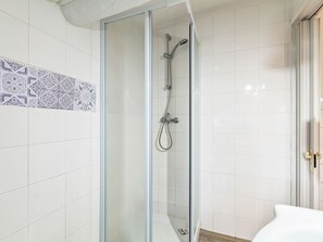 Căn hộ | Phòng tắm | Buồng tắm vòi sen, khăn tắm 