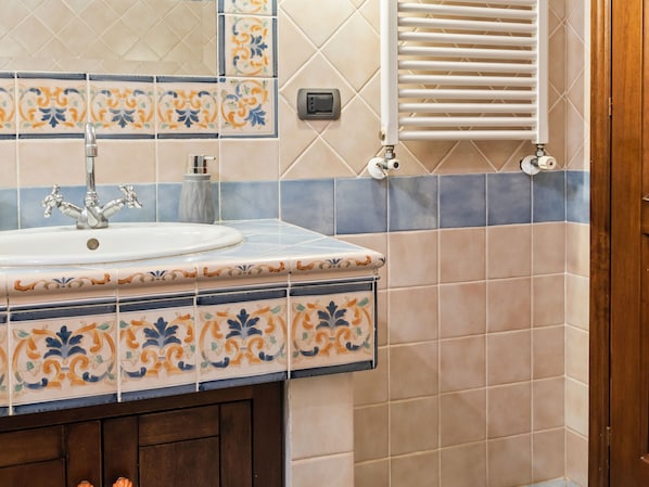 House | Bathroom | Shower - Boutique Holiday Home in Bracciano With Garden (Bracciano)