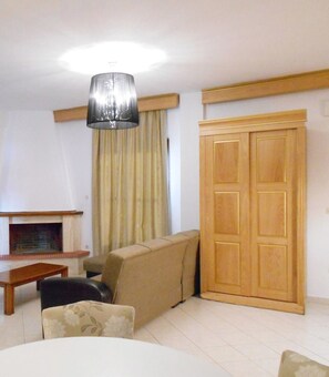 Suite estudio familiar | Sala de estar | Televisión de pantalla plana y chimenea 