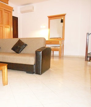 Family Studio Suite | Living room | Flat-screen TV, fireplace