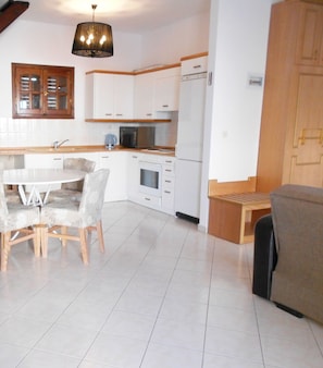Family Studio Suite | Private kitchen | Full-size fridge, oven, stovetop, coffee/tea maker