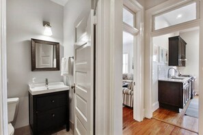 Combined shower/bathtub, hair dryer, towels