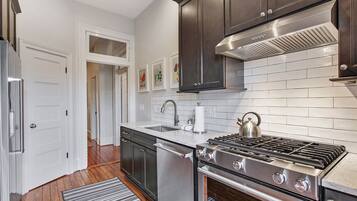 Refrigerador, microondas, horno, placa de cocina