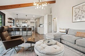 TV, fireplace, offices - @ Marbella Lane - 3BR Penthouse Suite |SF|Parking (Brisbane)