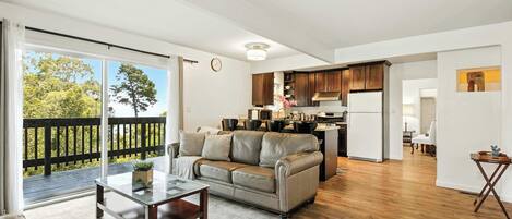 Televisión, chimenea y oficina