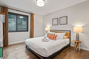 3 bedrooms, desk, iron/ironing board, travel cot - @ Marbella Lane - 3BR Penthouse Suite |SF|Parking (Brisbane)
