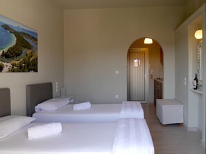 In-room safe, iron/ironing board, free cots/infant beds, free WiFi - Aggelos Studio (Skiathos)