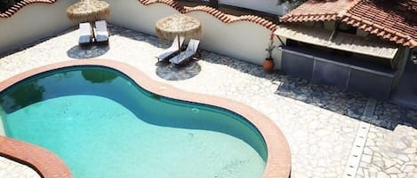 Piscine extérieure (ouverte en saison), parasols de plage