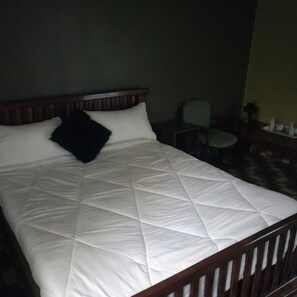 Desk, free WiFi, bed sheets - Kilimanjaro Guest House (Nakuru)