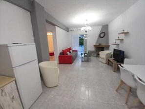 Una televisión de pantalla plana, una chimenea