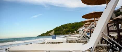 En la playa, playa de arena blanca y bote de remos o canoa