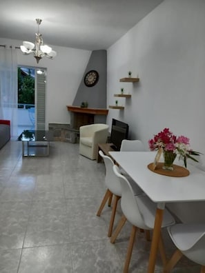 Appartement | Coin séjour | Télévision à écran plat, cheminée