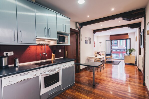 Fridge, microwave, stovetop, dishwasher
