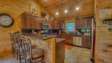 Cabane, 4 chambres | Cuisine privée | Réfrigérateur, micro-ondes, plaque de cuisson, lave-vaisselle