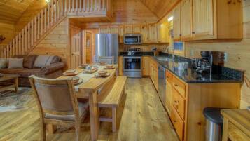 Cabin, 3 Bedrooms | Private kitchen