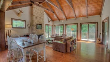 Cabin, 2 Bedrooms | Living room | TV