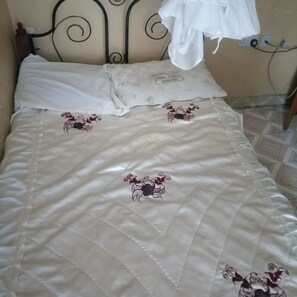 Double Room | Desk, free WiFi, bed sheets