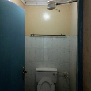 Habitación individual | Baño | Regadera, regadera tipo lluvia, toallas, jabón 