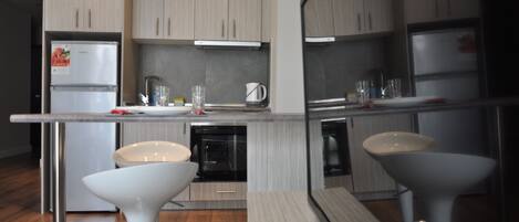 Deluxe appartement | Privékeuken | Een koelkast/vriezer, een oven, een kookplaat, een waterkoker