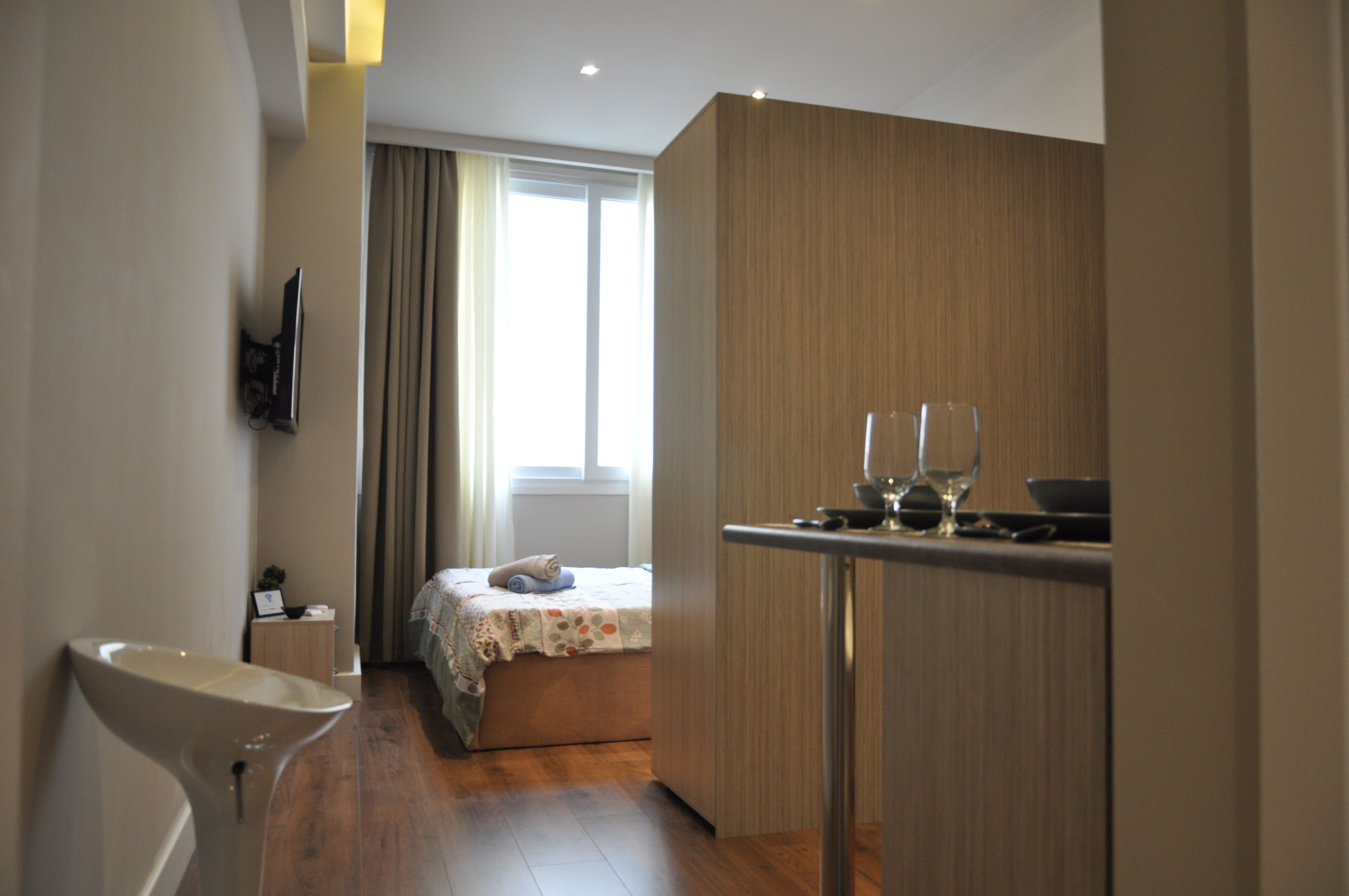 Studio | Hypo-allergenic bedding, desk, laptop workspace, soundproofing