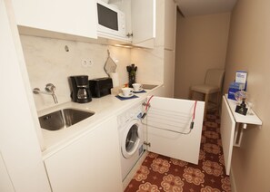Fridge, microwave, stovetop, coffee/tea maker - Deluxe Studio Bolhão (Porto)