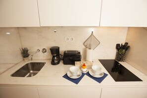 Fridge, microwave, stovetop, coffee/tea maker - Deluxe Studio Bolhão (Porto)