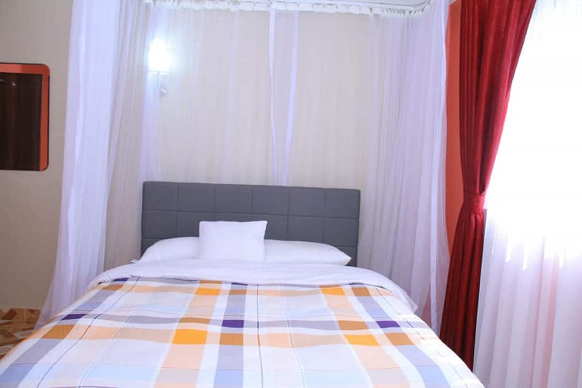 Escritorio, wifi gratis y ropa de cama