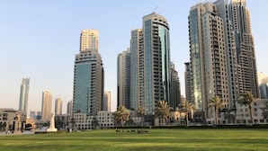 Eine Stadtansicht mit Hochhäusern, darunter ein markanter Turm mit der Beschriftung "EMAAR".