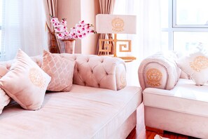 ดีลักซ์อพาร์ทเมนท์ | ห้องนั่งเล่น | สมาร์ททีวี 60 นิ้ว พร้อมช่องดาวเทียม, ทีวี, เครื่องเล่นวิดีโอเกม