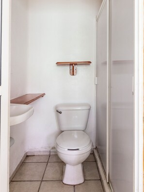Standard Triple Room | Bathroom