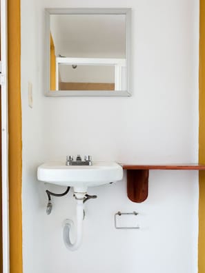 Standard Quadruple Room | Bathroom sink
