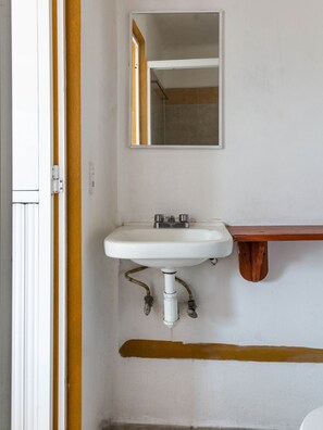 Standard Twin Room, 2 Double Beds | Bathroom