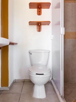 Standard Quadruple Room | Bathroom