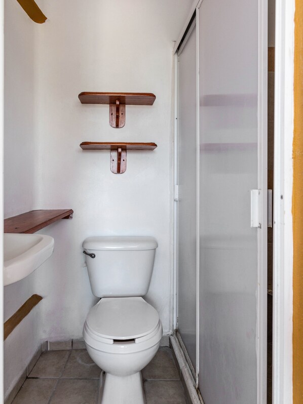 Standard Twin Room, 2 Double Beds | Bathroom
