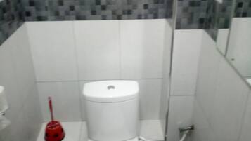 Single Room | Bathroom | Shower, slippers, towels