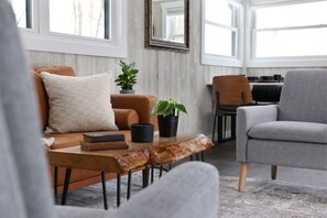 Smart TV, books - Hot Tub, Couples Hideaway, Private, Gazebo, Serene,  Country, Birds,  Wildlife (Vandalia)