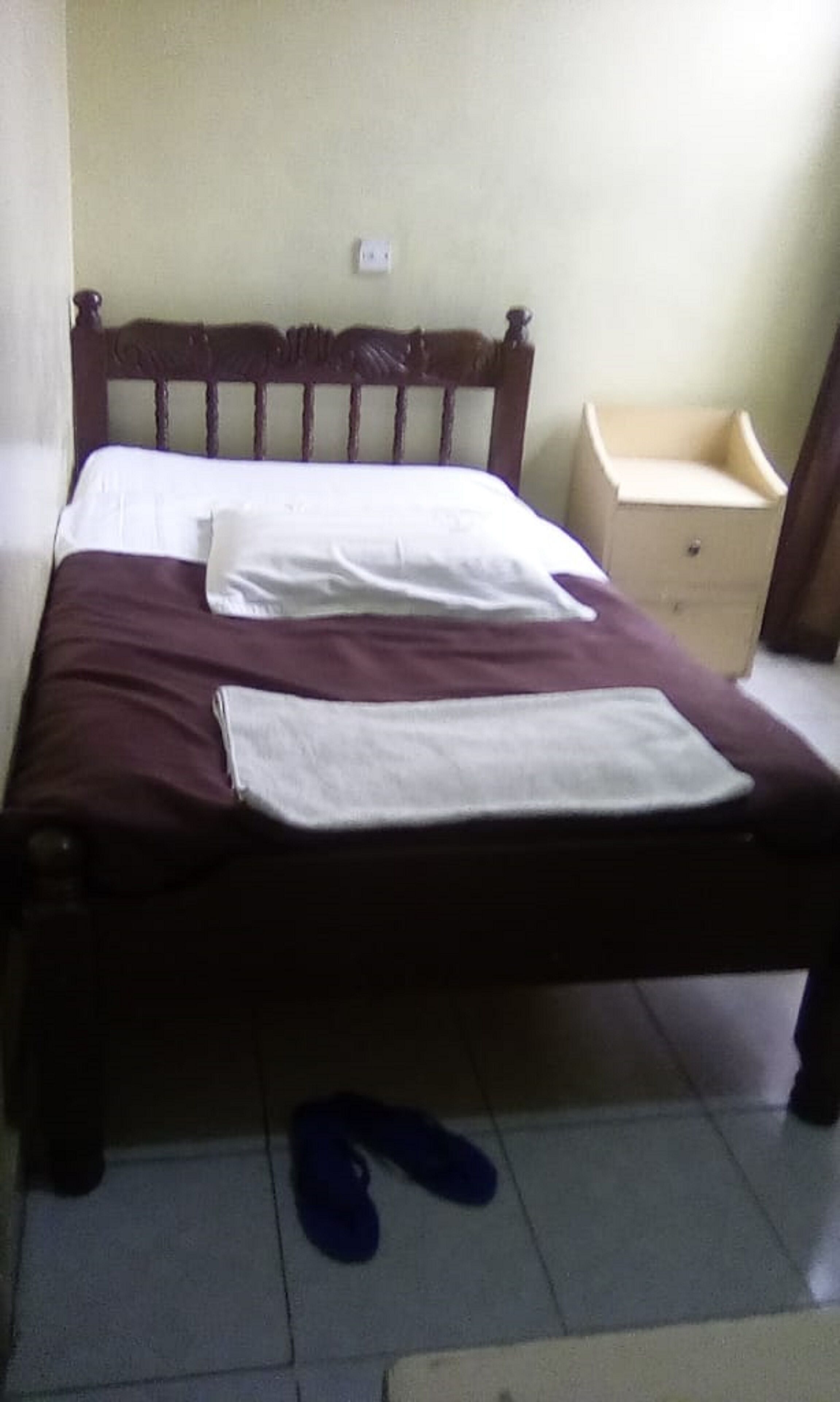 办公桌、免费 WiFi、床单