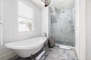 Badewanne, Haartrockner, Handtücher