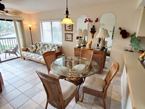 Condo, 1 grand lit et 1 canapé-lit, balcon | Aire de séjour | Téléviseur de 42 po avec télévision par câble, lecteur de DVD