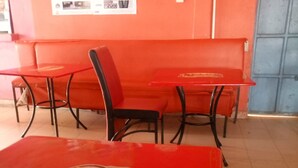Ein roter Tisch mit einem Aufkleber, auf dem steht: "The place to be".